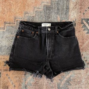 Abercrombie 4” mom short high rise